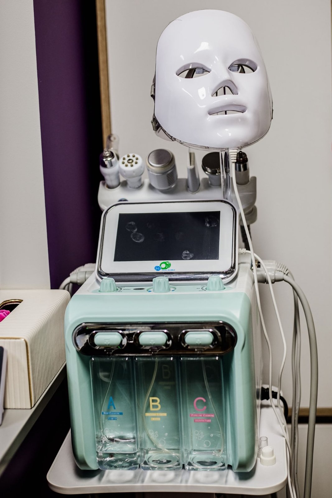 Sprzęt: HydraFacial, terapia LED, ring light